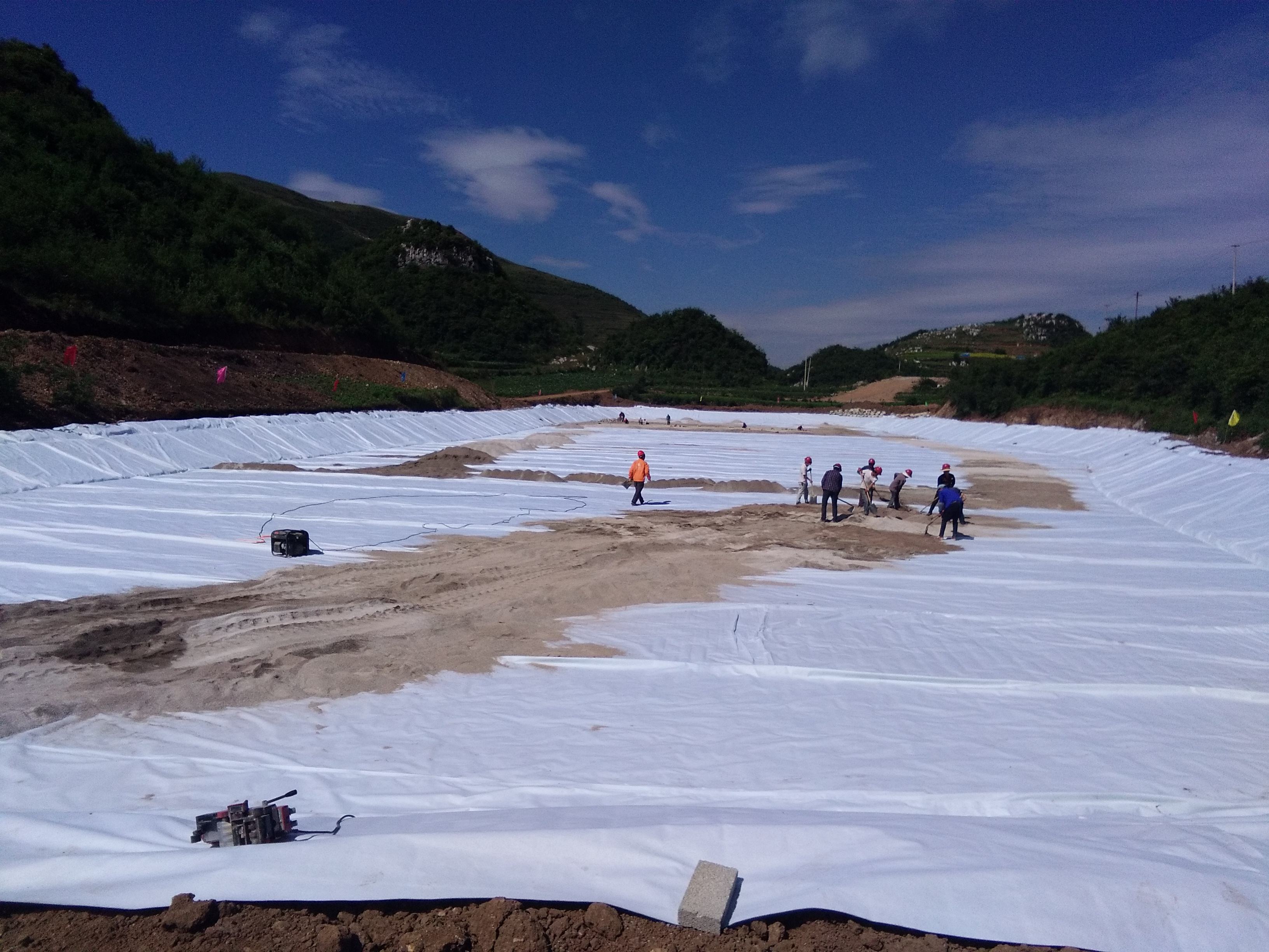 山谷型垃圾填埋場防滲土工膜規格應如何設計？